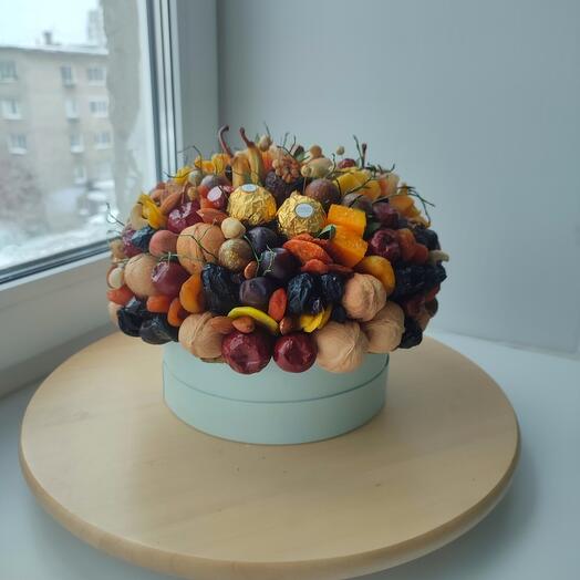 Шляпная коробка с орехами и сухофруктами