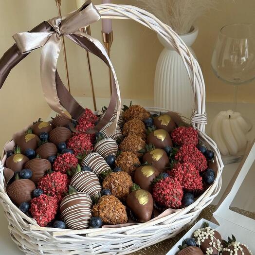 Корзина из клубнички