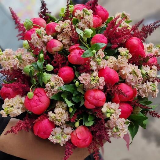 Сборный букет из коралловых пионов