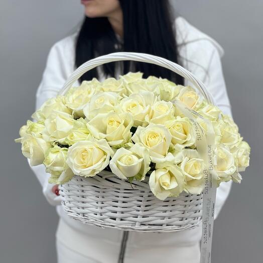 Корзина белых роз