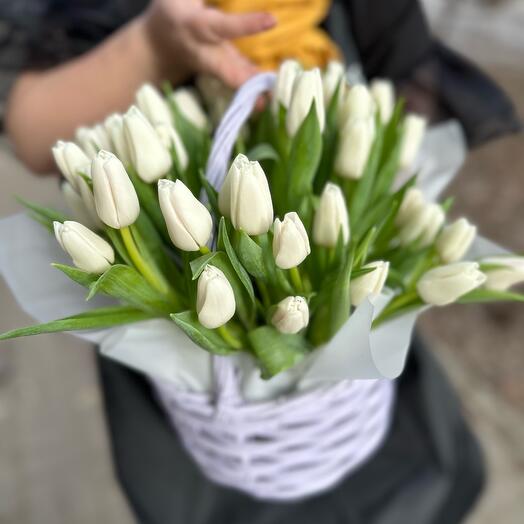 Корзина с белыми цветами