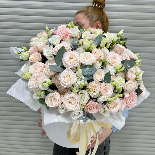 Rosas peonías con eustoma y eucalipto en una Caja