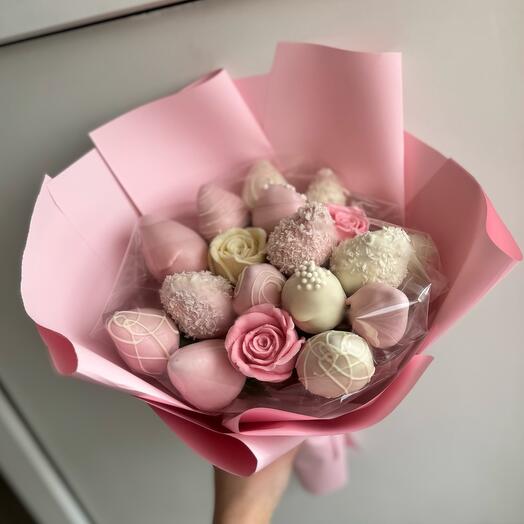 Букет из 15 клубник в шоколаде и 3 шоколадных роз