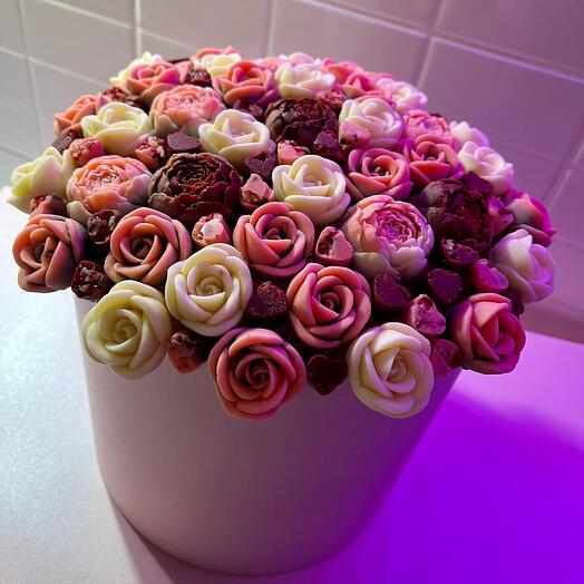 Коробка из пионов, роз и сердечек