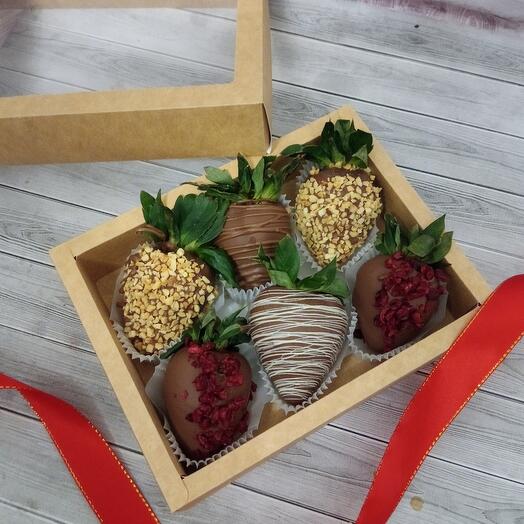 Chocolate-covered strawberries "Classic"