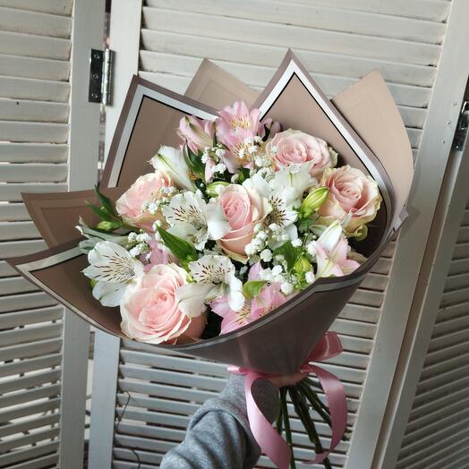 Bouquet of Ecuadorian roses with alstroemeria