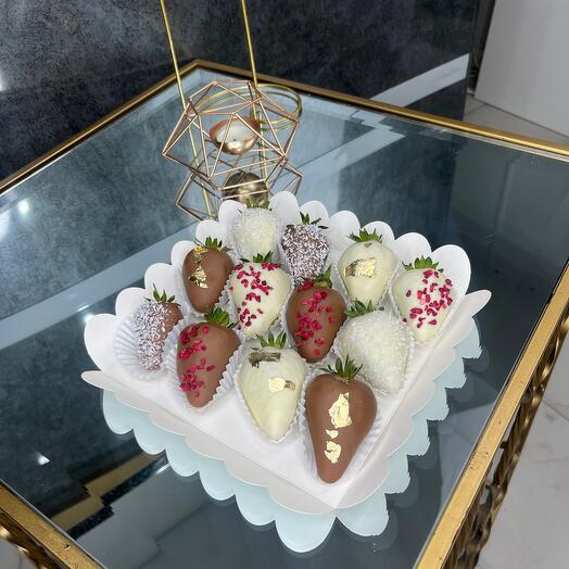 12 клубник в Шоколаде