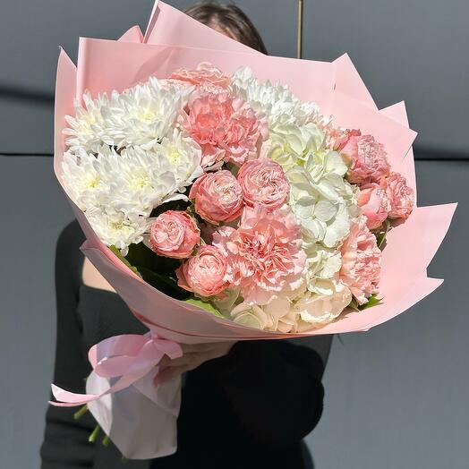 Букет гортензия хризантемы пионовидные розы диантусы «Нежное сердце»