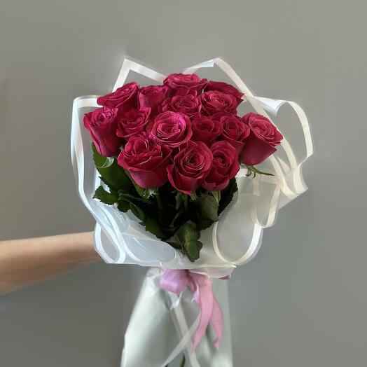 15 малиновых роз