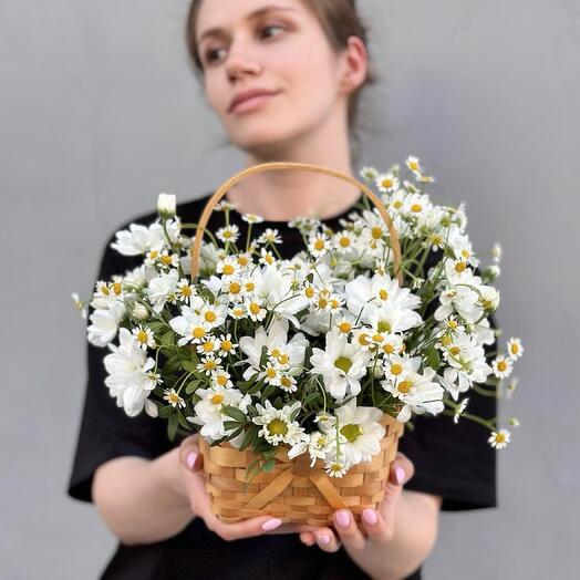 Летняя корзинка ромашек