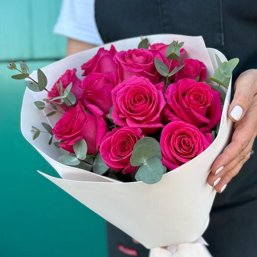 Rosa carmesí con eucalipto