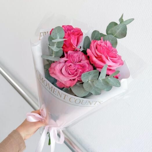 Mono de rosas de peonía