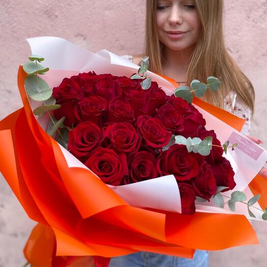 Шикарный букет с красными розами и эвкалиптом