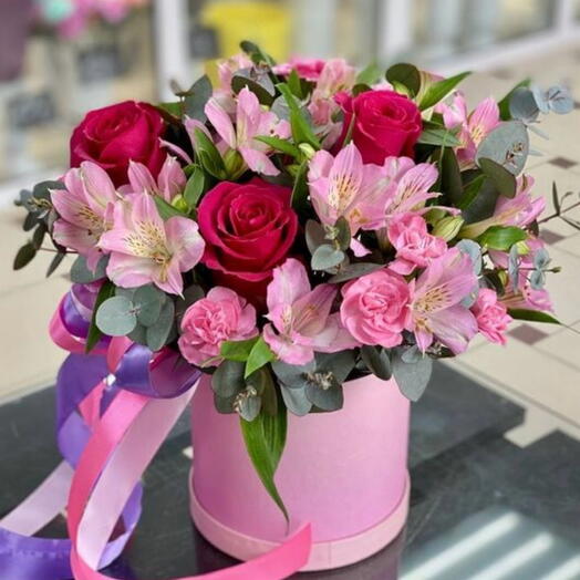 Alstromeriya ilə qutuda çiçəklər