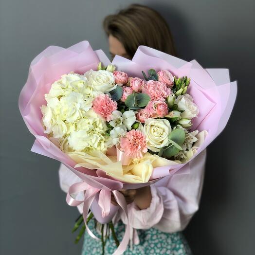 Ramo con hortensias, rosas peonías y eustoma
