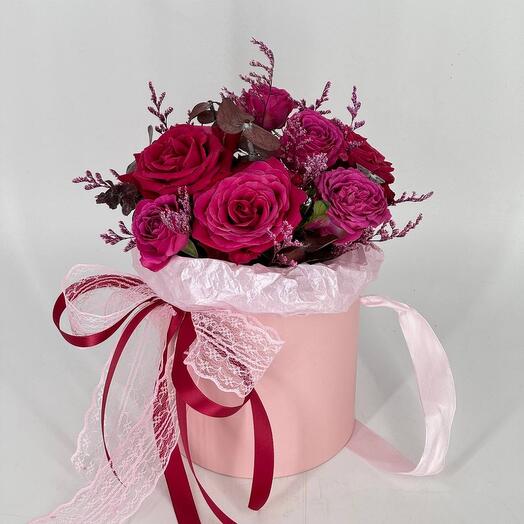 Bouquet of pink roses in a hatbox