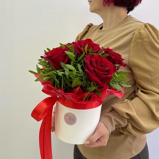 Букет Lola red S в коробке из 5 красных роз Эксплорер с фисташкой