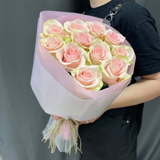 Delicate bouquet with 11 roses Ecuador