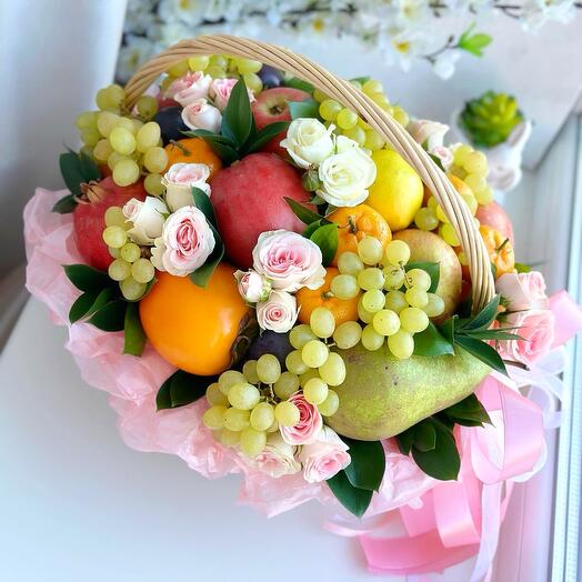 Корзина из фруктов с цветами