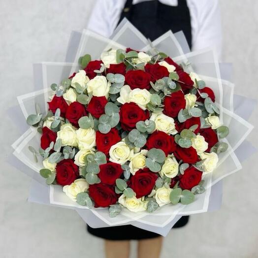 Букет из 51 розы микс с эвкалиптом
