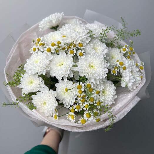 Нежный букет из кустовых хризантем и ромашек