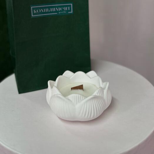 Decorative candle made of coconut wax