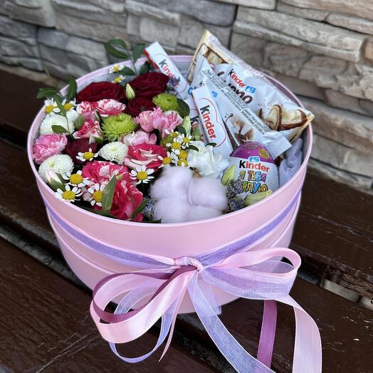 Цветы в коробке с сладостями