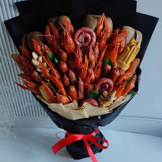 Мужской букет с раками и колбасами