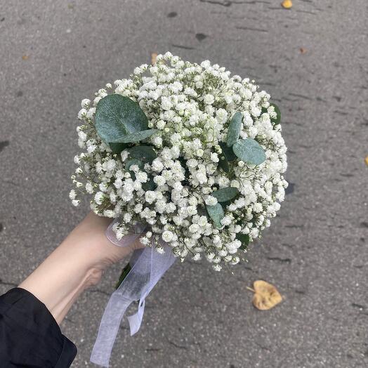 Букет невесты из гипсофилы и эвкалипта