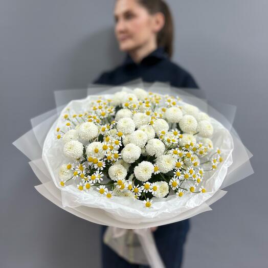 Букет с помпонными хризантемами и ромашками