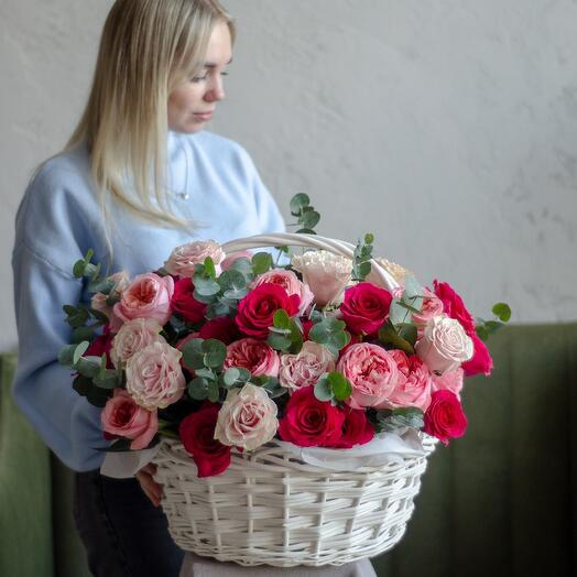 Микс розовых одноголовых роз в корзине