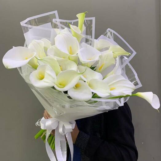 Bouquet of white calla lilies