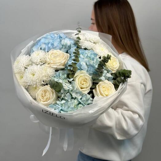 Букет с гортензией и белыми розами