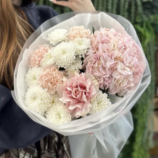 Soft pink» гортензия с хризантемой и диантусами