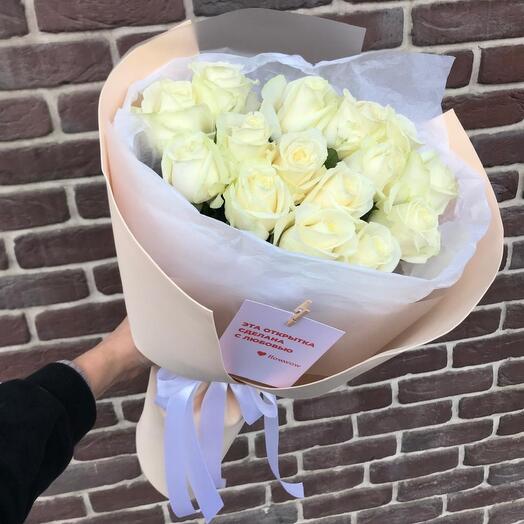 Букет из 15 белых роз в упаковке фоамиран