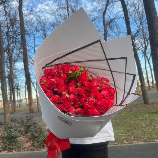 Букет из 19 веток кустовых роз