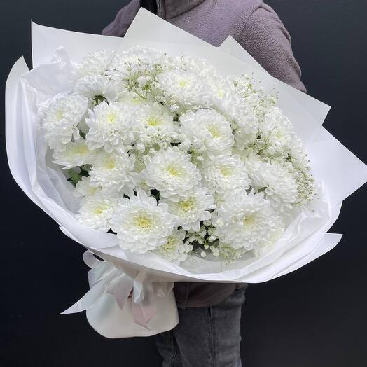 Букет из кустовых хризантем с гипсофилой