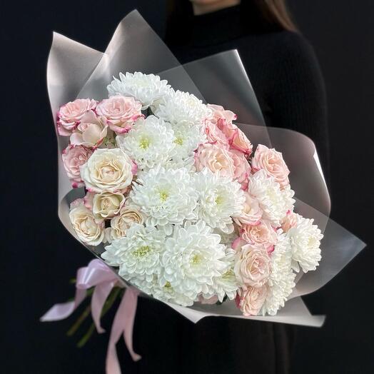 Букет кустовые розы и белая хризантема (сб 032)