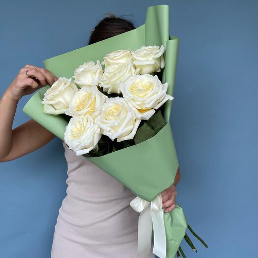 Высокие белые пионовидные розы