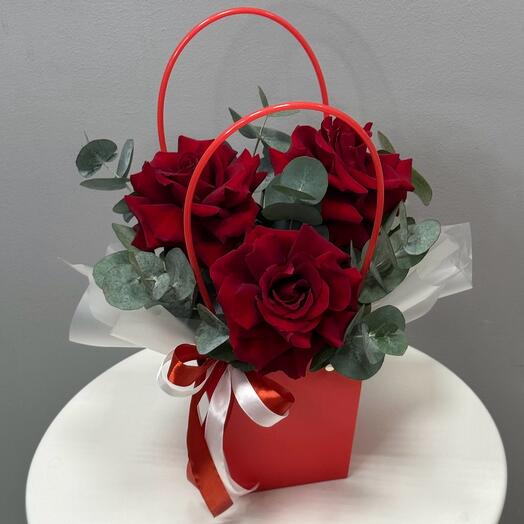 Rosas francesas rojas con eucalipto 🌹