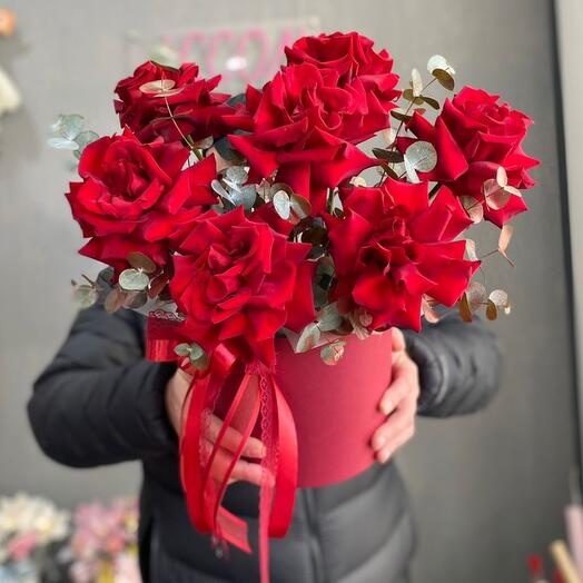 Французские розы в шляпной коробке с эвкалиптом 7