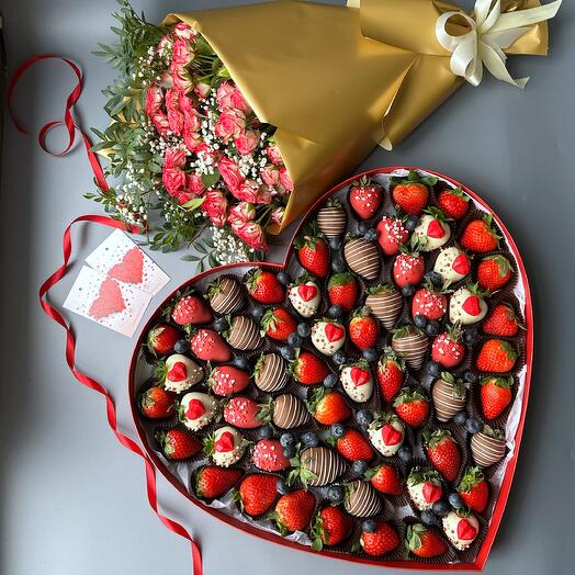 Большое сердце из клубники в бельгийском шоколаде XXL и букет роз Огромная любовь