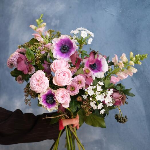 Анемоны, пионовидная роза, львиный зев и хедера