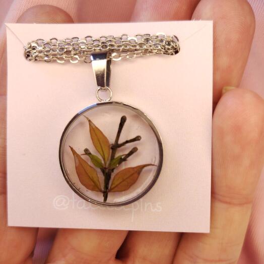Transparent pendant with georgian flowers