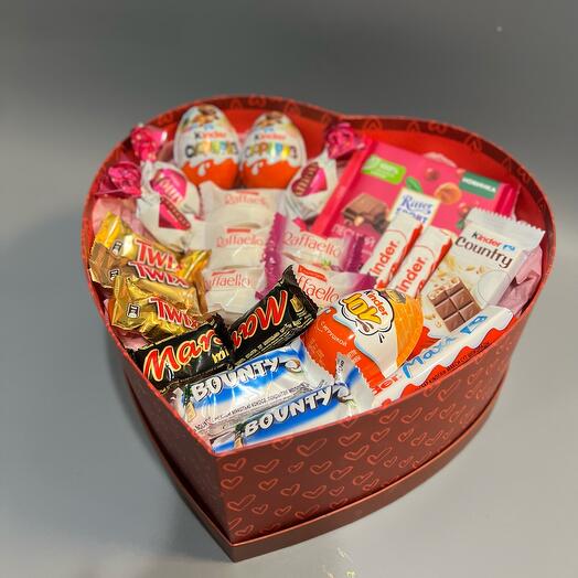 Конфетный набор в красном сердце