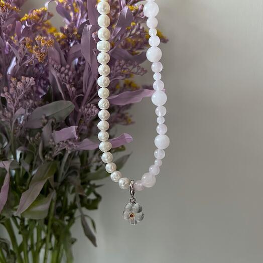 Колье из розового кварца и жемчуга с подвеской из горного хрусталя
