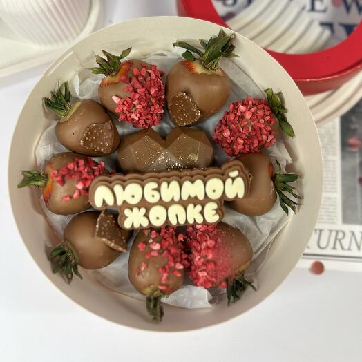 Клубника 9 штук в шляпной коробке