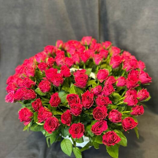 Корзинка с малиновыми розами 101