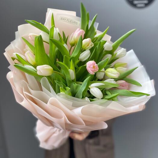 Монобукет из нежных белых и розовых тюльпанов
