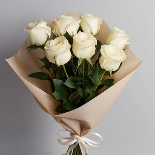 7 rosas blancas